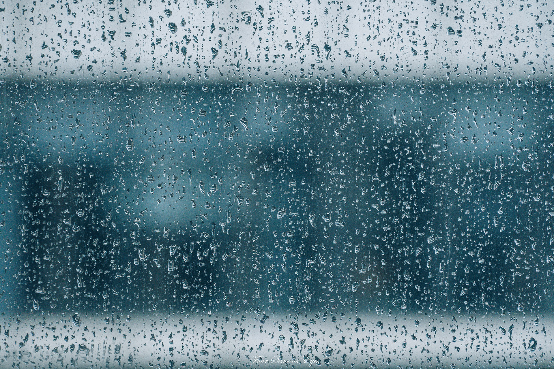 窗外雨滴